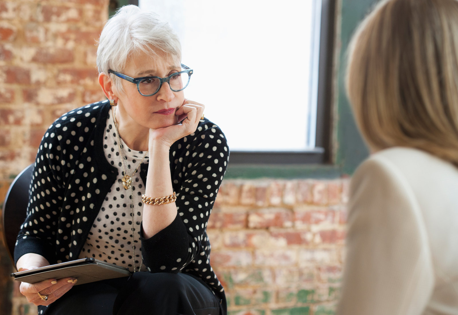 An attentive therapy session